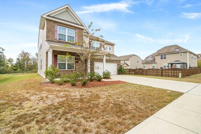 Foto del edificio - This Beautiful 5 Bedrooms, 3.5 Bathrooms is Located Steele Creek, in Berewick