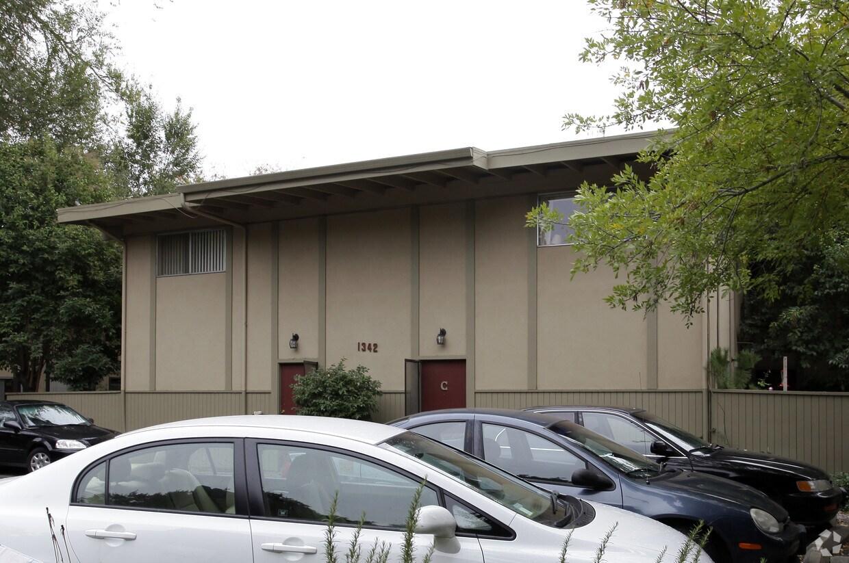 Building Photo - 1342 Drake Dr