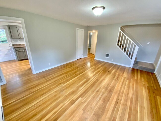 Building Photo - Nicely Renovated 2+ Bedroom, 1 Bath House ...
