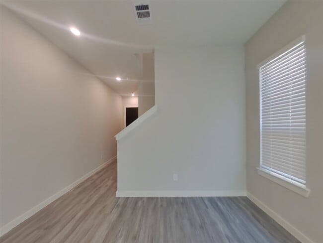 Building Photo - 9835 Willow Creek Commerce Dr