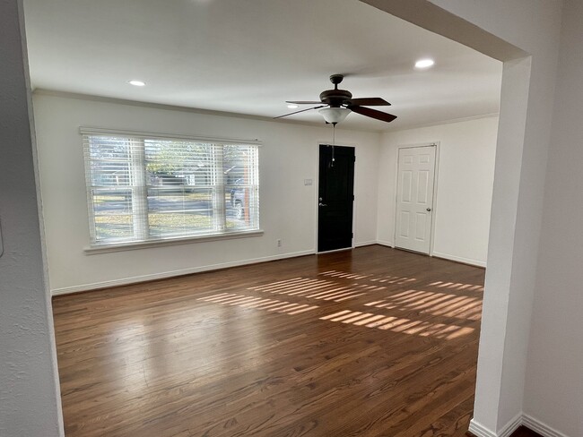 Building Photo - 3955 Durango Dr