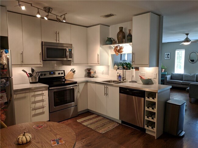 Building Photo - 910 Cardinal Ln