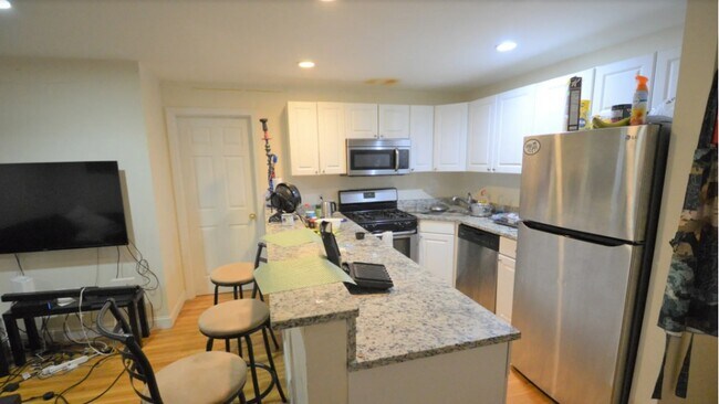 Building Photo - 60 Egmont St