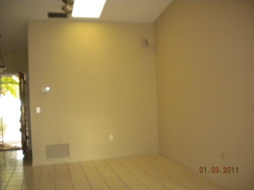 Building Photo - Charming 3/2 Home with Fireplace and 2-Car...