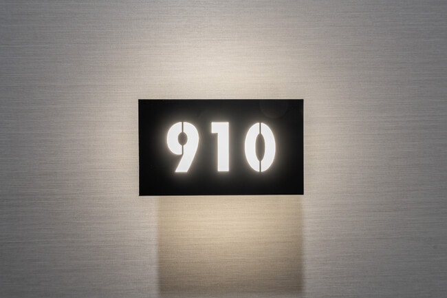 Building Photo - 910-1037 The Queensway Ave