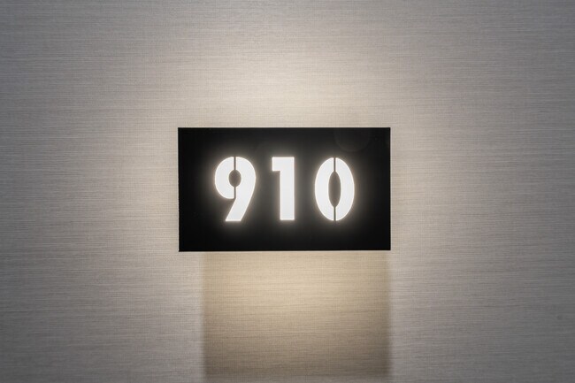 Photo du bâtiment - 910-1037 The Queensway Ave