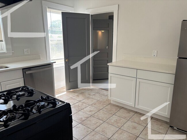 Building Photo - BIG Oak Square 4 bed/2 bath with updated k...