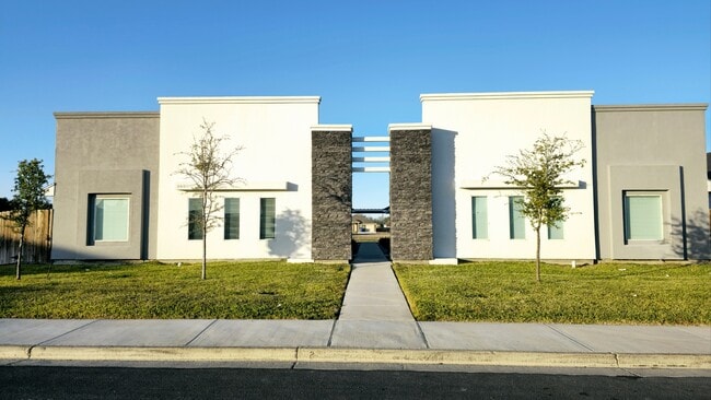 Building Photo - 3604 Fuerte Ave