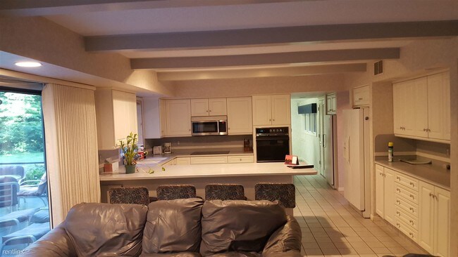 Foto del edificio - 5 br, 3.5 bath House - 2150 W 32nd St Sant...