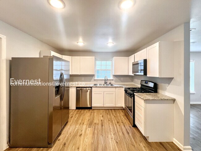 Building Photo - 708 Ashley