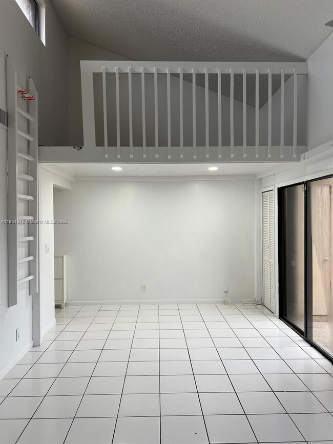 Foto del edificio - 8102 SW 20th Ct