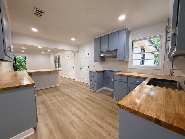 Building Photo - Recently Remodeled | Spacious Open Layout | Move-In Ready