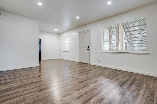 Foto del edificio - 1152 S Quaker Ave