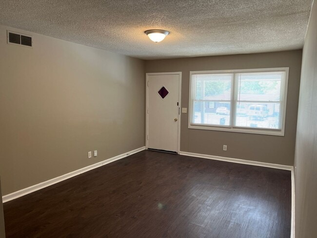 Building Photo - **AVAILABLE NOW**3 Bedroom / 1 Bathroom Ho...