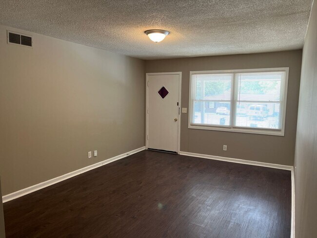 Foto del edificio - **AVAILABLE NOW**3 Bedroom / 1 Bathroom Ho...