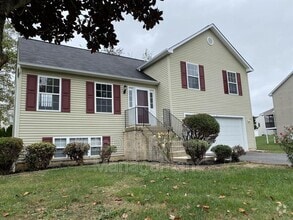 Building Photo - 6 Myers Dr