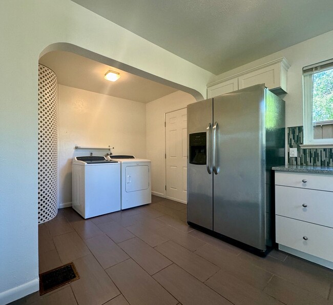 Building Photo - 2 Bedroom, 1 Bathroom Duplex in Denver! Available August!!
