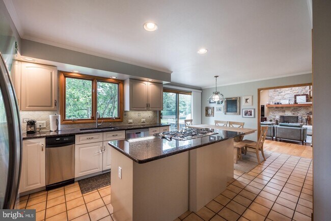 Building Photo - 1005 Mather Ln