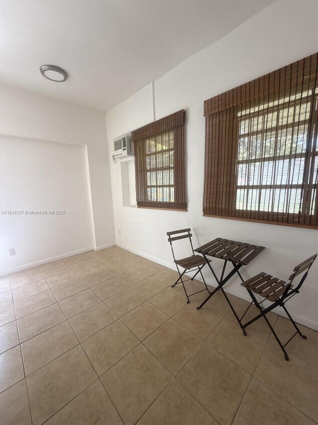 Foto principal - 242 NE 127th St