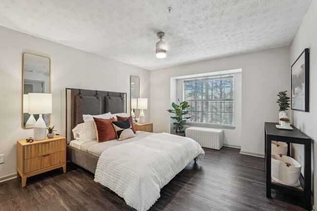 Amplio dormitorio en Gwinnett Pointe Apartments en Norcross, GA 30093 - Gwinnett Pointe