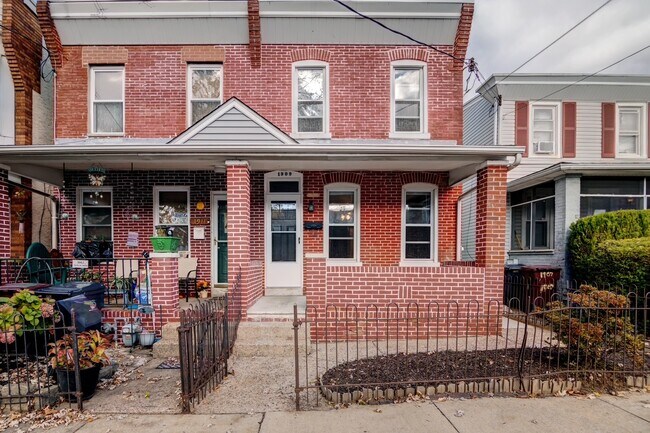 Building Photo - 1909 W 8th St