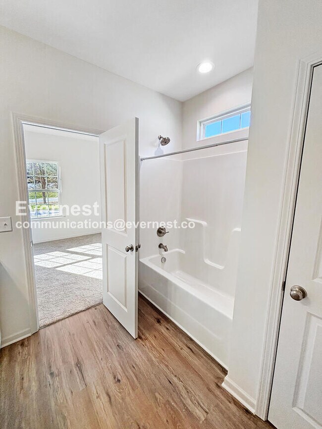 Foto del edificio - 3 Bed/2 Bath Home with Garage / Pet-Friendly / Vouchers Accepted / Available Now!