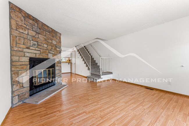 Building Photo - Spacious Townhouse with Central AC and Was...