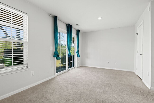 Foto del edificio - Beautiful Tri-Level Townhome Minutes From ...