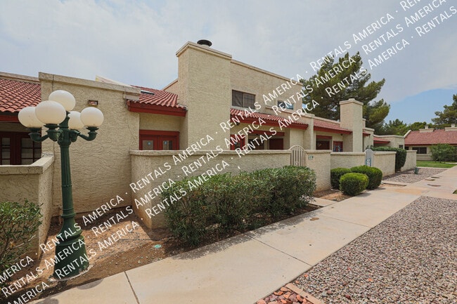 Building Photo - Cute 2 Bed 2 Bath Townhome in Tempe! This ...