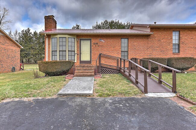 Foto del edificio - 1738 Todd Dr