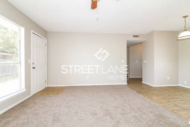 Foto del edificio - Charming Three Bedroom, One Bath Home in M...