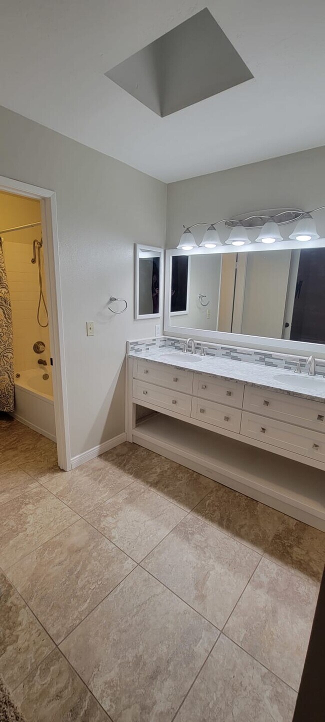 24131 Falconer Dr Unit Primary Bed Private Bath, Murrieta, CA 92562