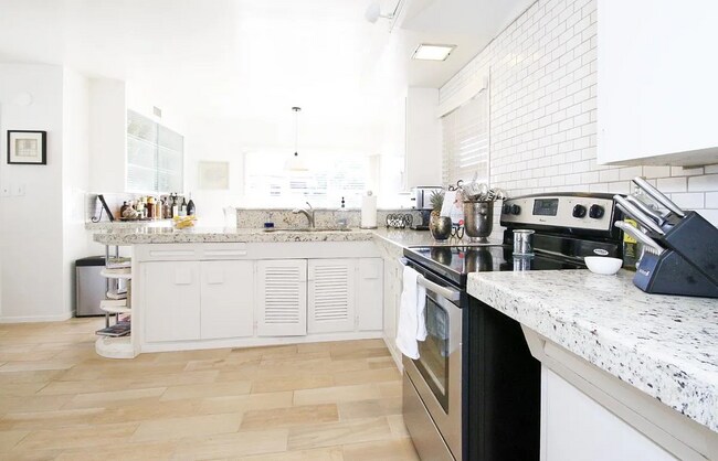 Building Photo - Beautiful and Charming 3 Bedroom House Com...