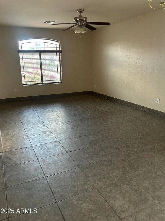 Foto del edificio - 42814 W Irene Rd