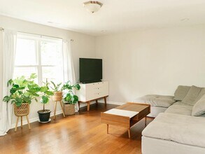 Building Photo - 15 Woodstock Ln