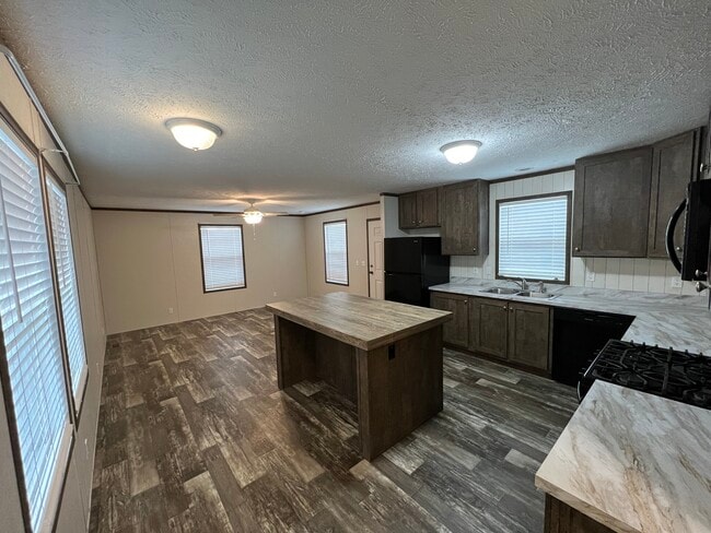Building Photo - 38055 Leverette Ave