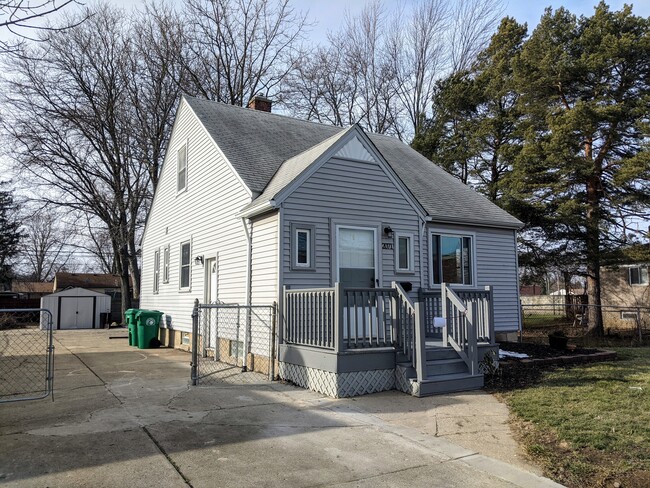 spacious driveway - 2071 Arcola St