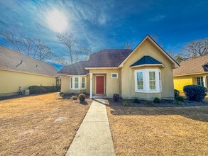 Building Photo - 8 Clayton Ln