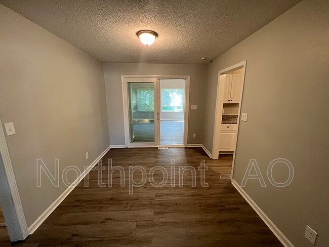 Foto del edificio - Beautiful 3 Bed 2.5 Bath Ranch Home with Garage in Raytown, MO