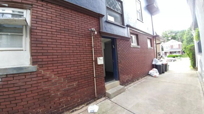 Building Photo - 5818 Hobart St