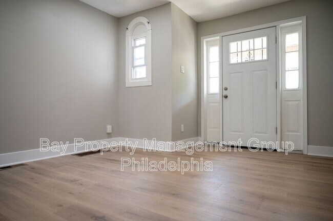 Building Photo - 539 E Queen Ln