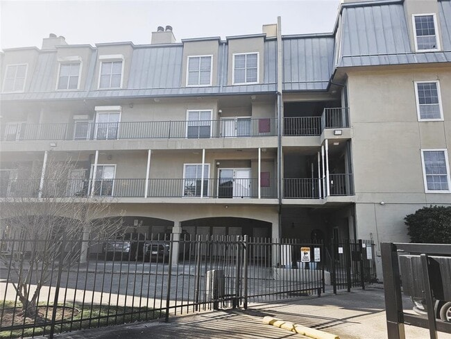 Building Photo - 921 Marine St