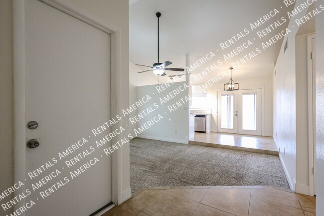Foto del edificio - 2842 E Irwin Ave