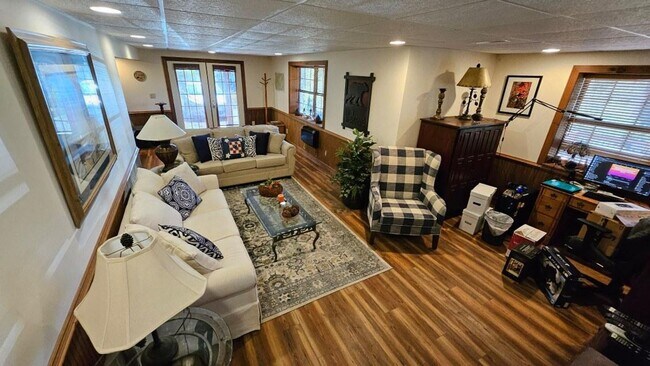 Building Photo - $1,900 - 2 Bedroom 1 Bathroom Gorgeous Fur...