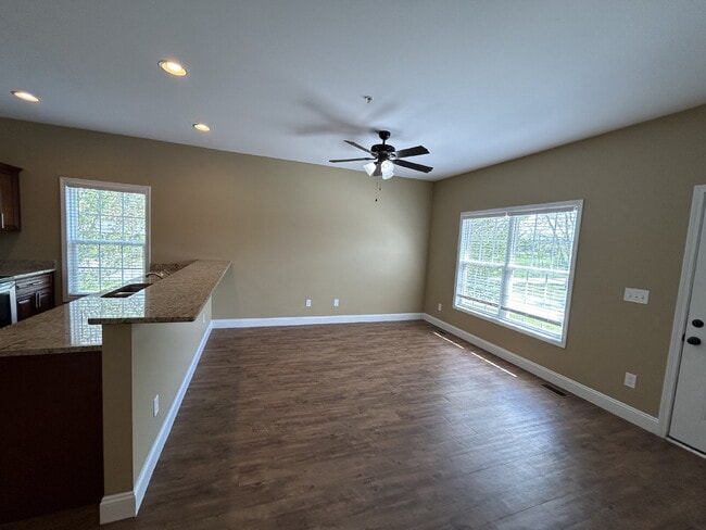 Foto del edificio - 3 BD 2 BA APT FOR RENT