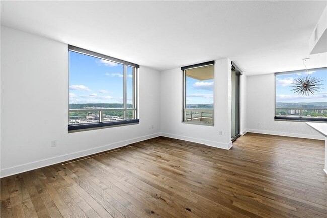 Building Photo - 300 Bowie St