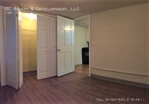 Building Photo - ***1BEDROOM - WALK TO METRA - WATER INCL***