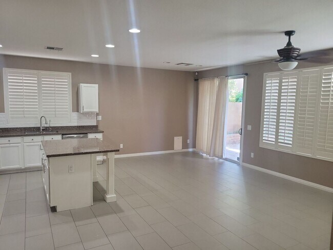 Foto del edificio - Spacious 3 Bedroom Home with Garage & Soak...