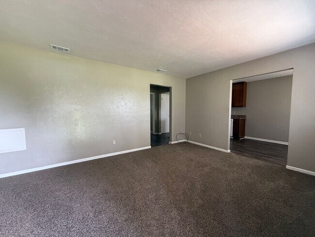 Building Photo - Upstairs unit on the Golf Course!!!
