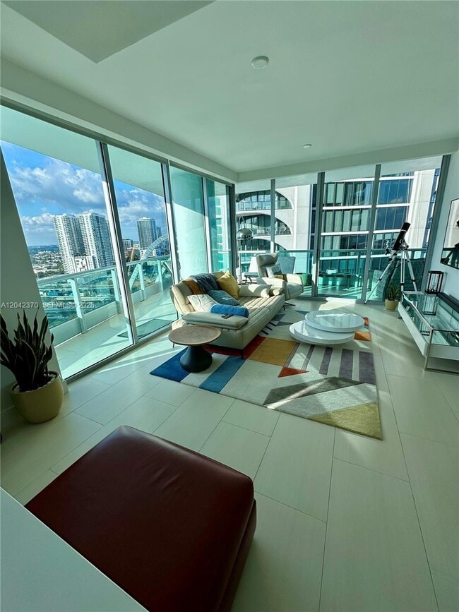 Building Photo - 900 Biscayne Blvd